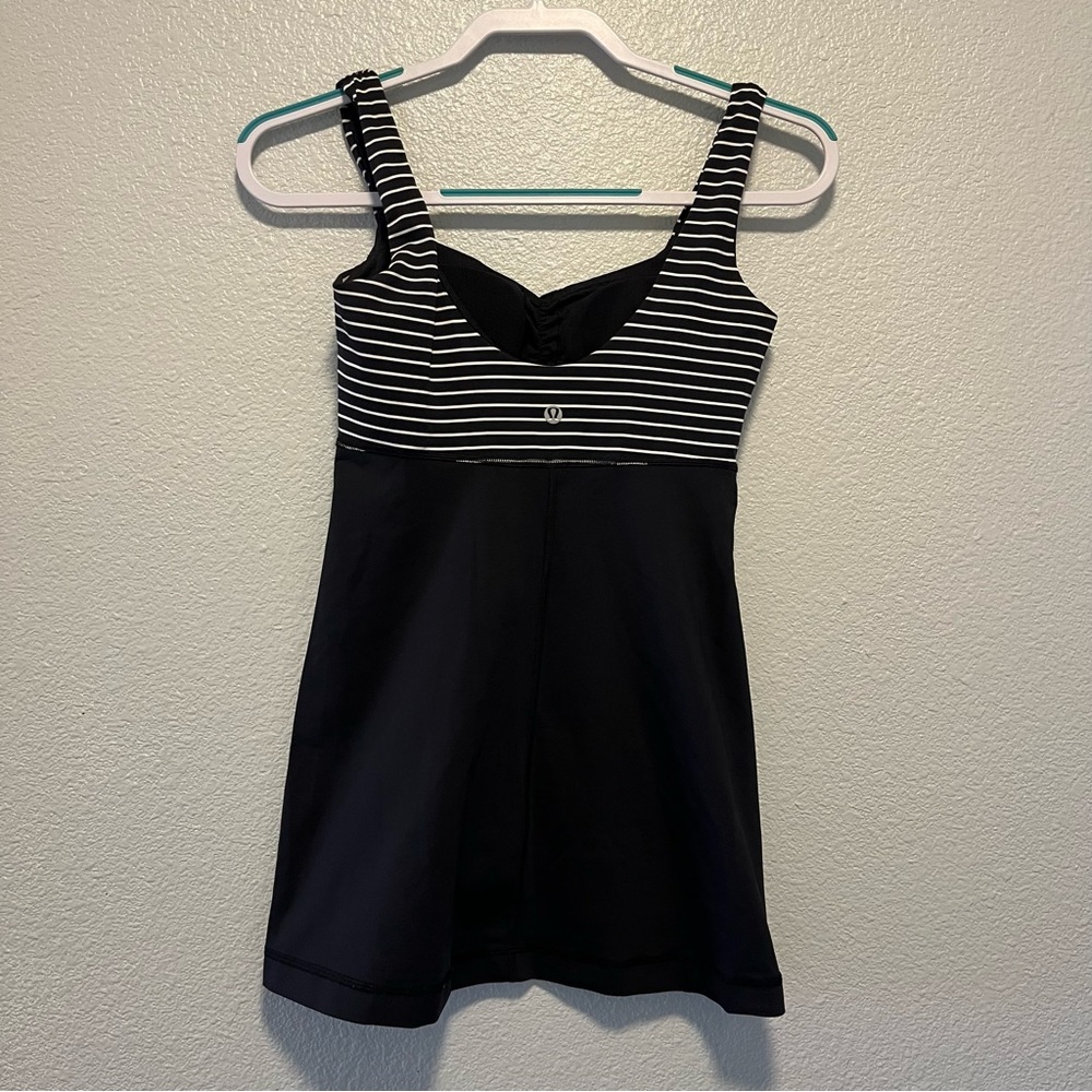 Lululemon Aria II Tank Top Size 4 Black White Parallel Stripe Yoga Built In Bra